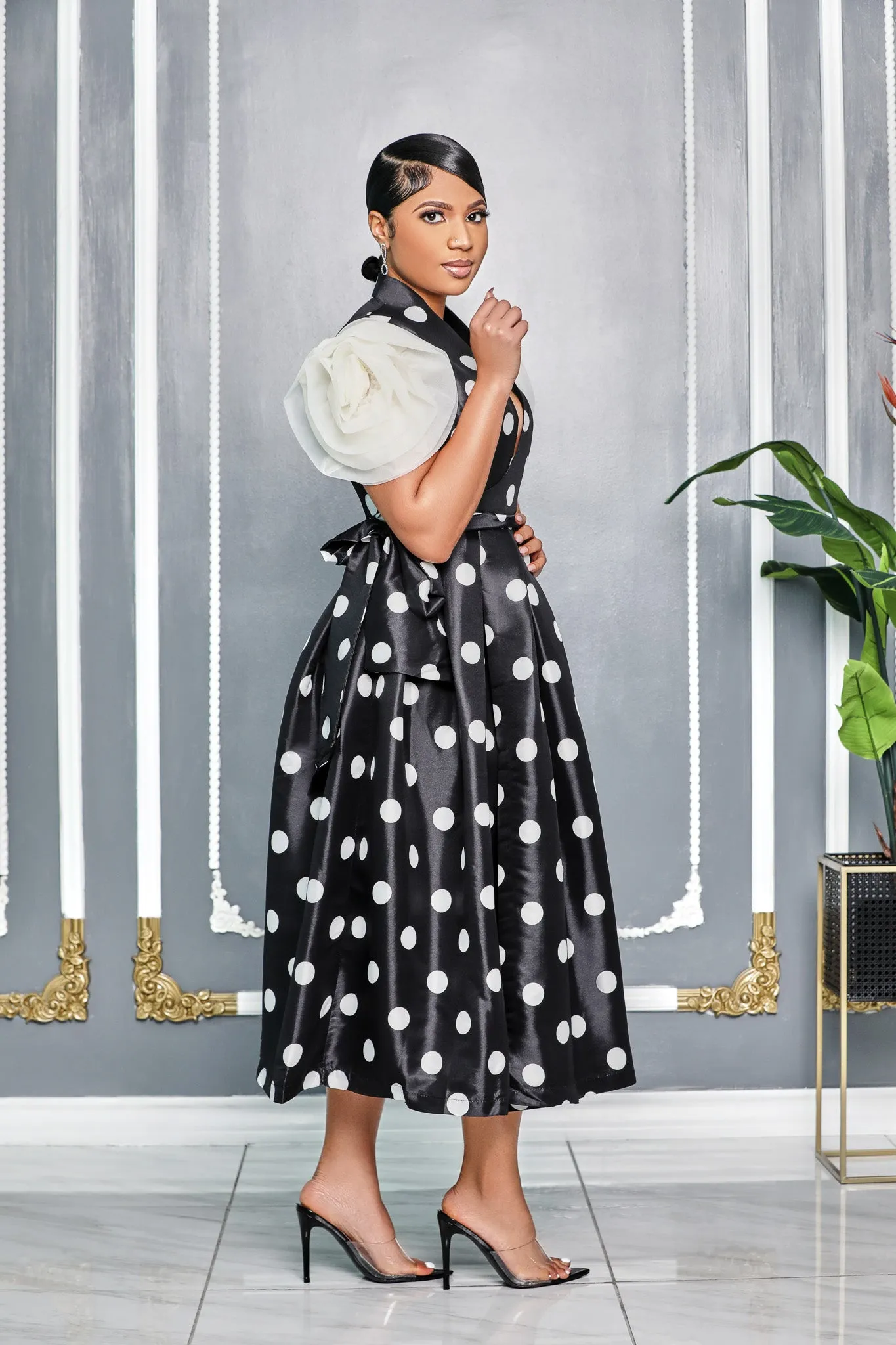 POLKA DOT PRINT WRAP AROUND FLOWER SLEEVES DRESS (BLACK/WHITE)